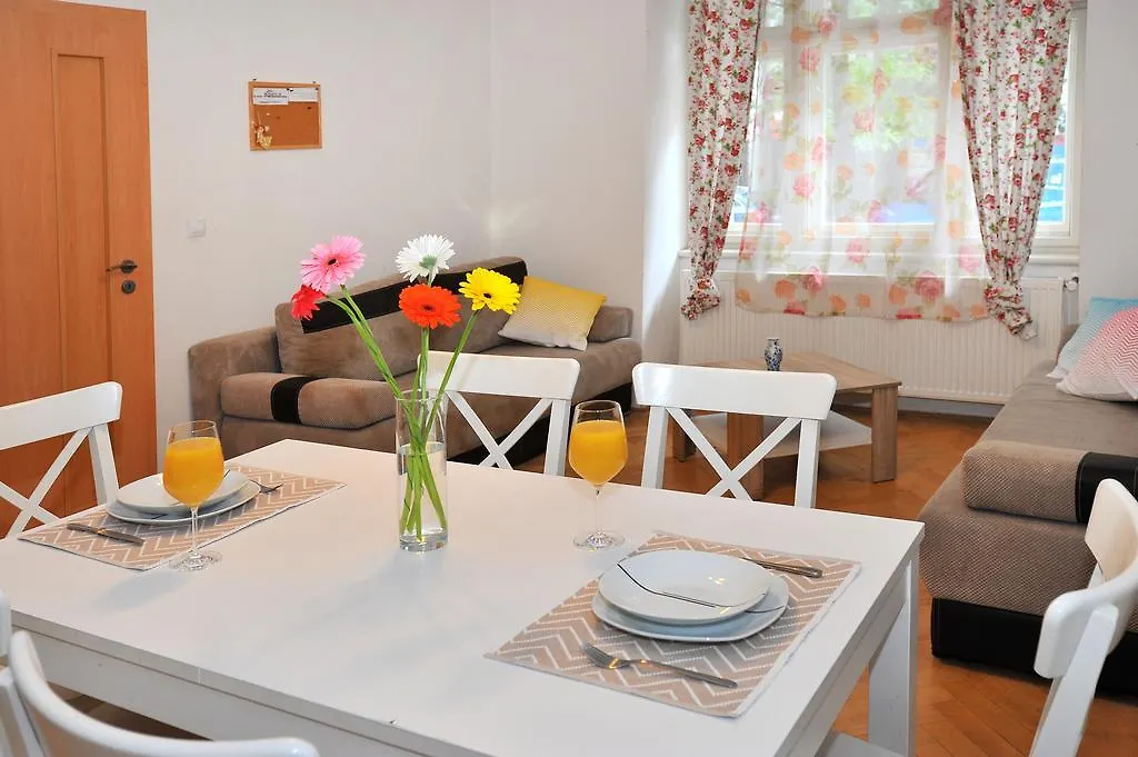 Condo In Vinohrady Praga Apartament